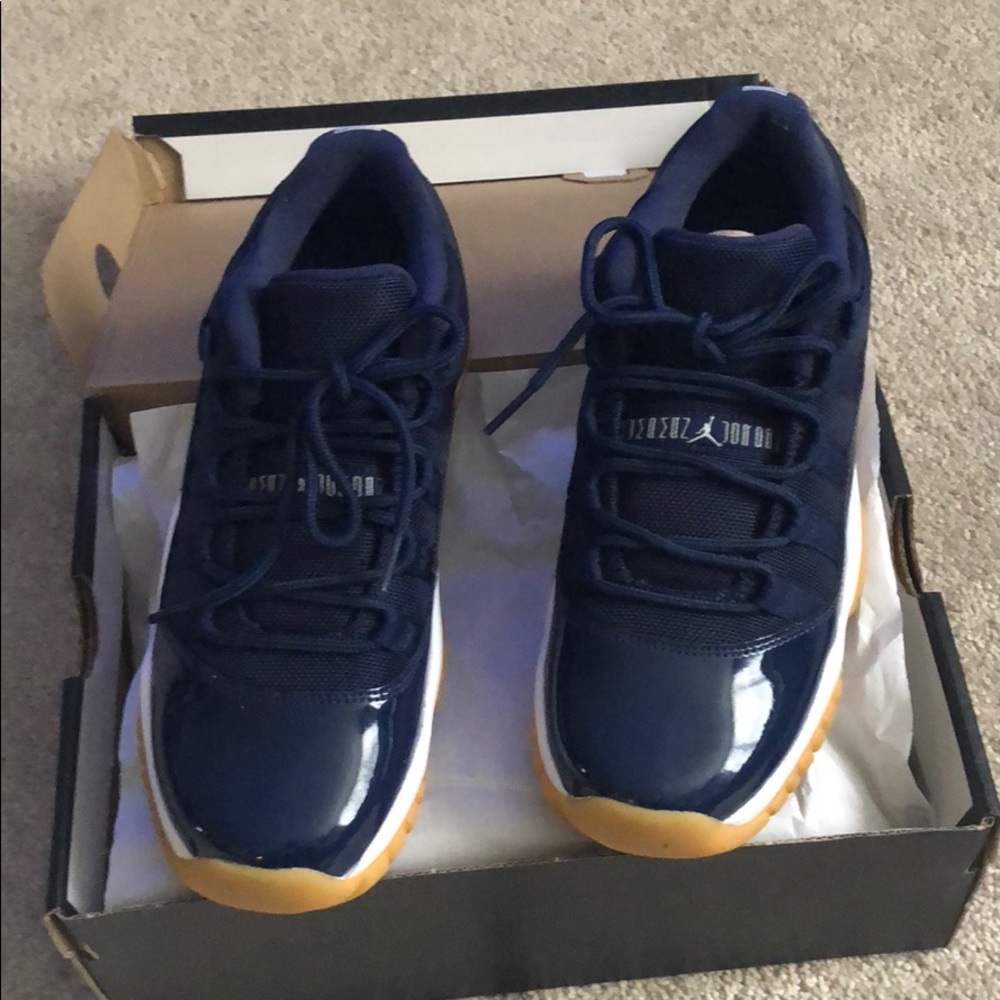 Air Jordan 11 Retro Low Midnight Navy & White Gum